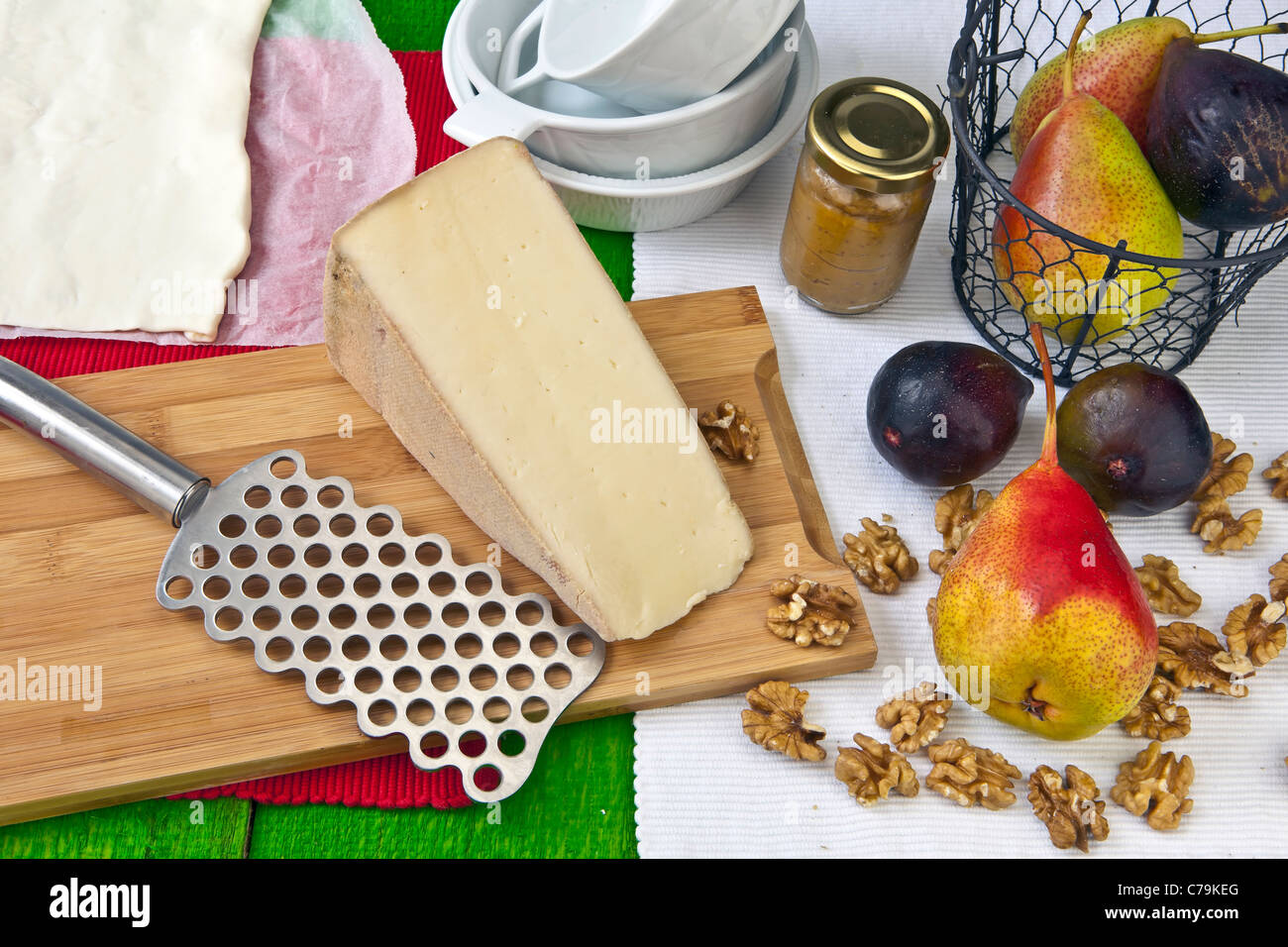 Pere, fichi, Vacherin e puff - gli ingredienti per una crostata svizzero Foto Stock