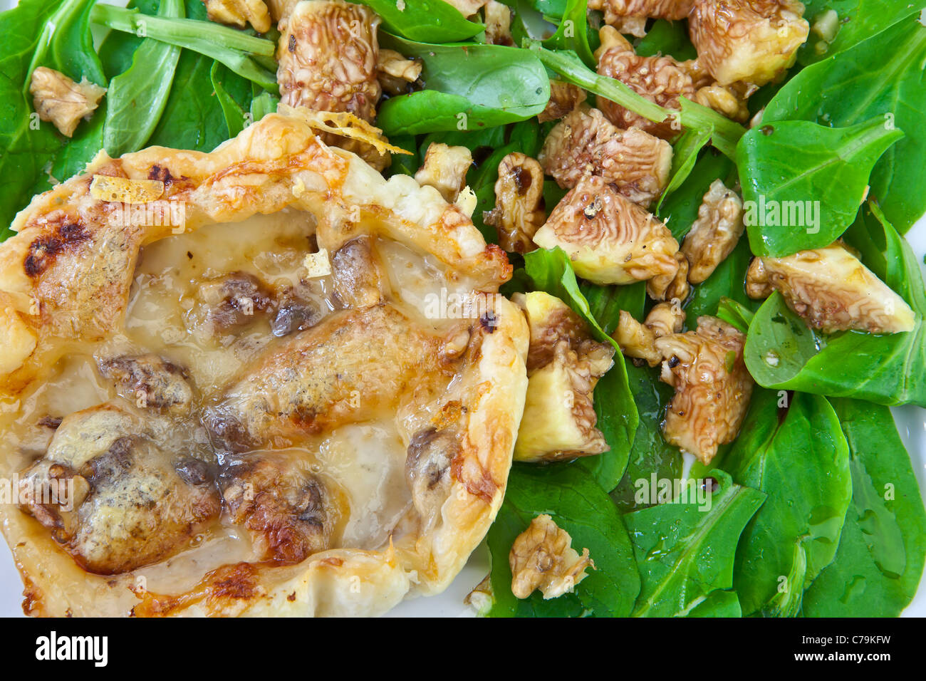 Una pasta sfoglia crostata con pere e formaggio Vacherin, servito con un'insalata. Foto Stock