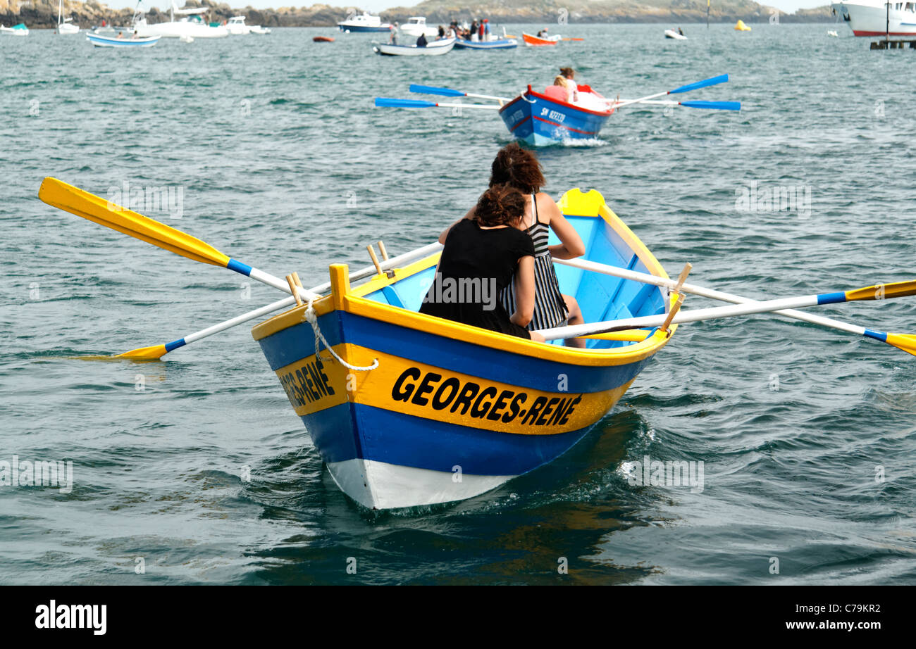 Chausey regate, racing con dory boat (Isole Chausey, Manche, Normandia, Francia). Foto Stock