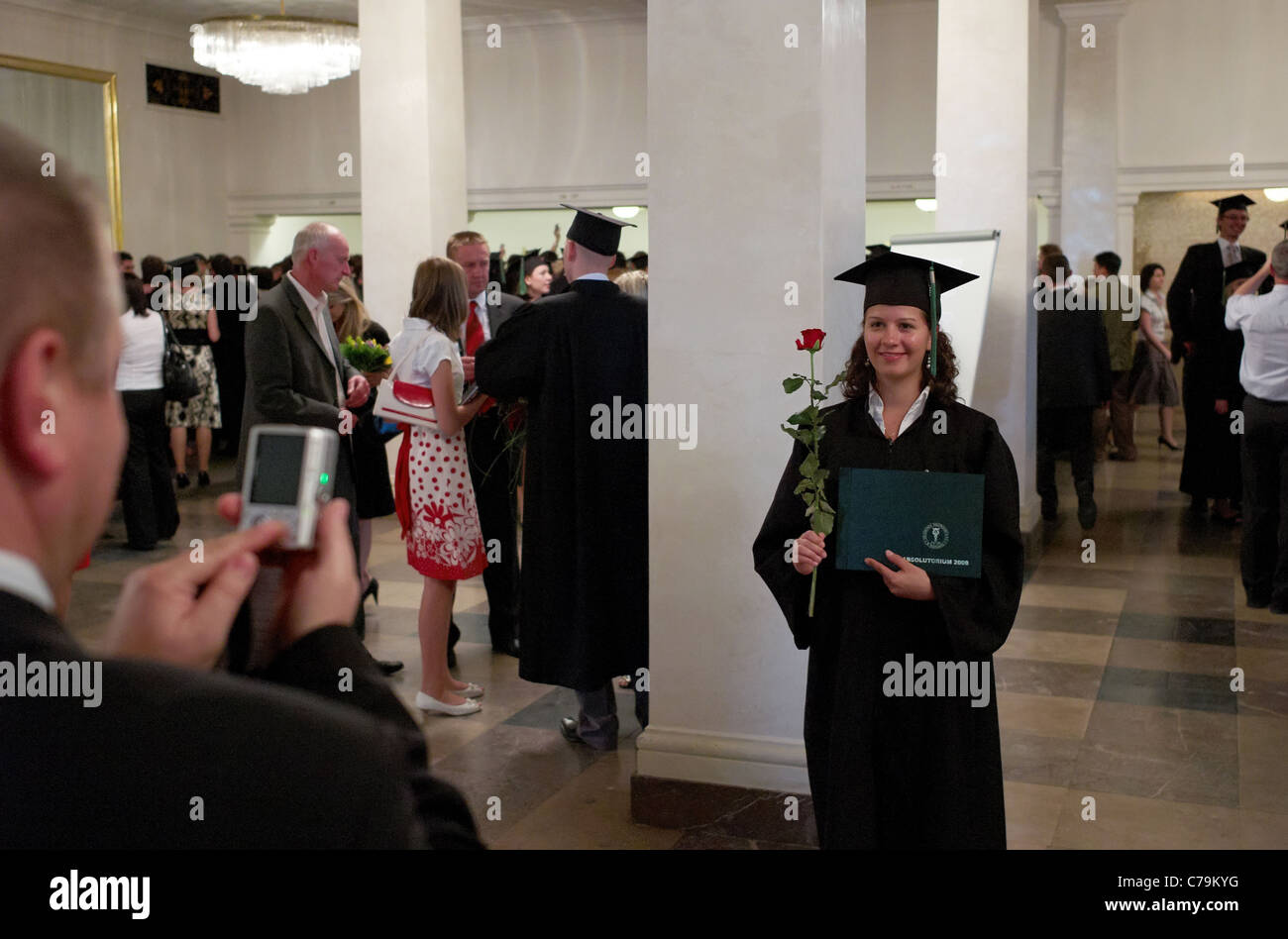 Studente di Università Adam Mickiewicz dopo la cerimonia di laurea, Poznan, Polonia Foto Stock