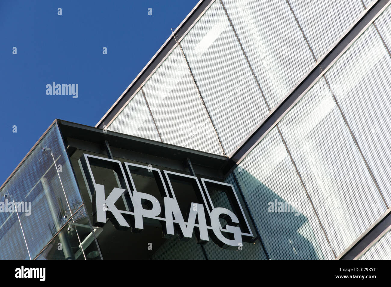 La facciata in vetro dell'edificio KPMG su Muenzgasse, Lipsia, Sassonia, Germania, Europa Foto Stock