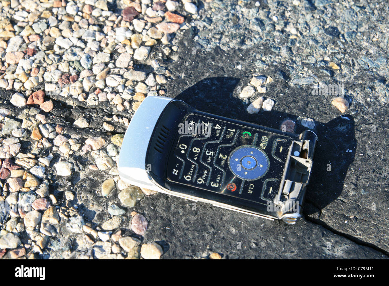 Rotture di correre su telefono cellulare sulla strada Foto Stock