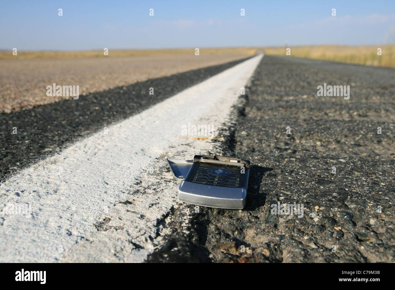 Rotture di correre su telefono cellulare sulla strada con il fuoco selettivo Foto Stock