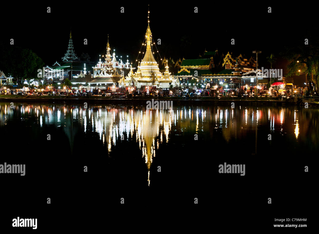 Illuminata Jong Klang e Jong Kam templi Loy Krathong festival Mae Hong Son Thailandia Foto Stock