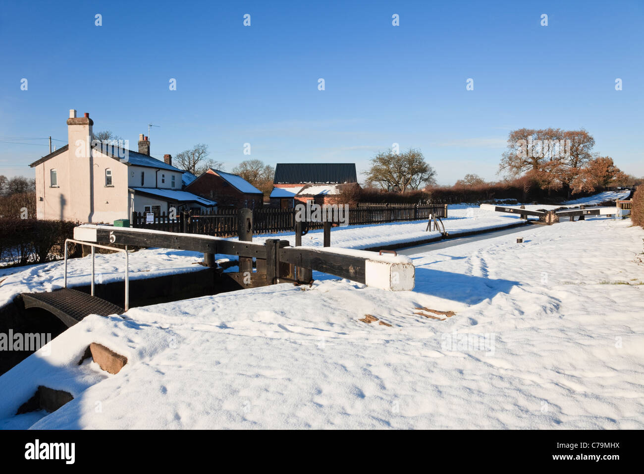 Il Cheshire, Inghilterra, Regno Unito. Serratura 5 a Bosley si blocca sul Macclesfield canal con la neve in inverno Foto Stock