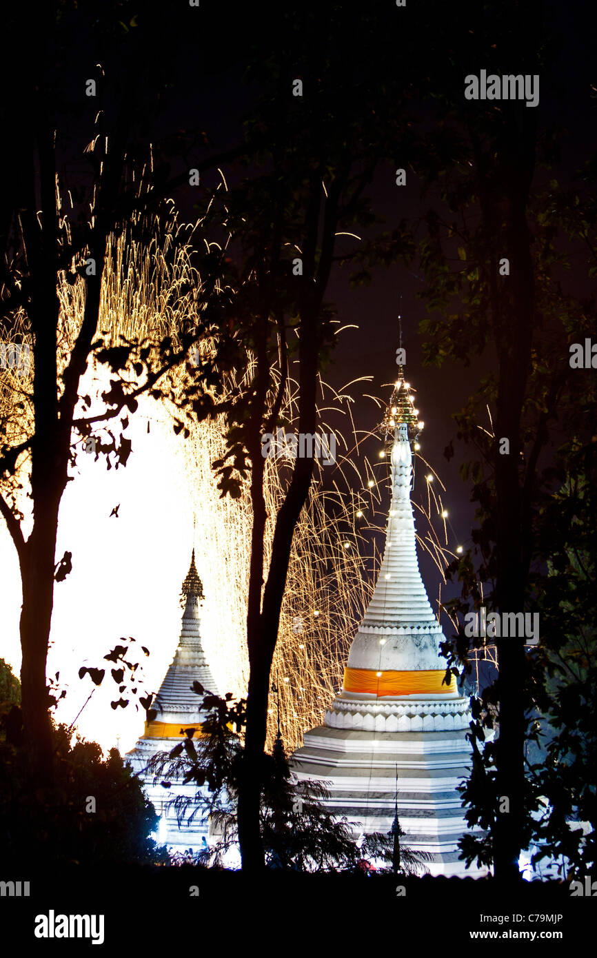 Fuochi d'artificio Loy Krathong festival Wat Phra That Doi Kong Mu Mae Hong Son Thailandia Foto Stock