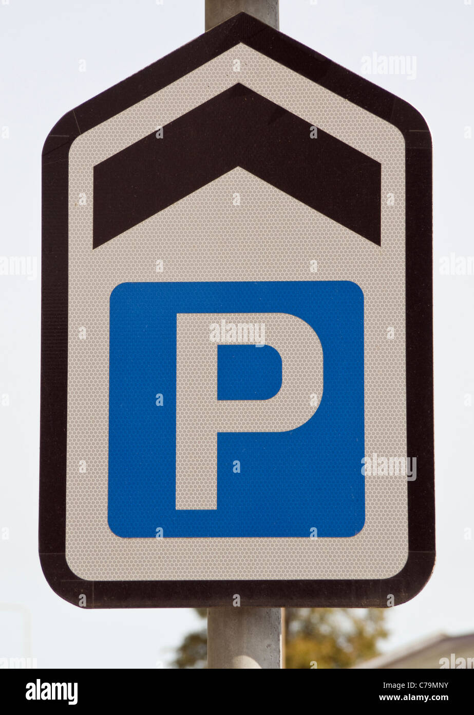 Blu e bianco direzione parcheggio segno per un parco auto dritto Regno Unito, Gran Bretagna Foto Stock