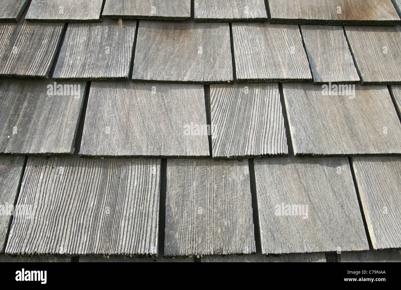 Grigio vecchio tetto in legno Scandole su un vecchio fienile Foto Stock