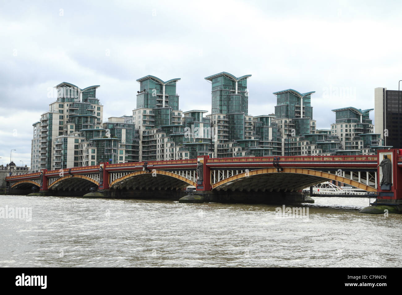 Vauxhall Bridge e St George's Wharf, London, Regno Unito Foto Stock