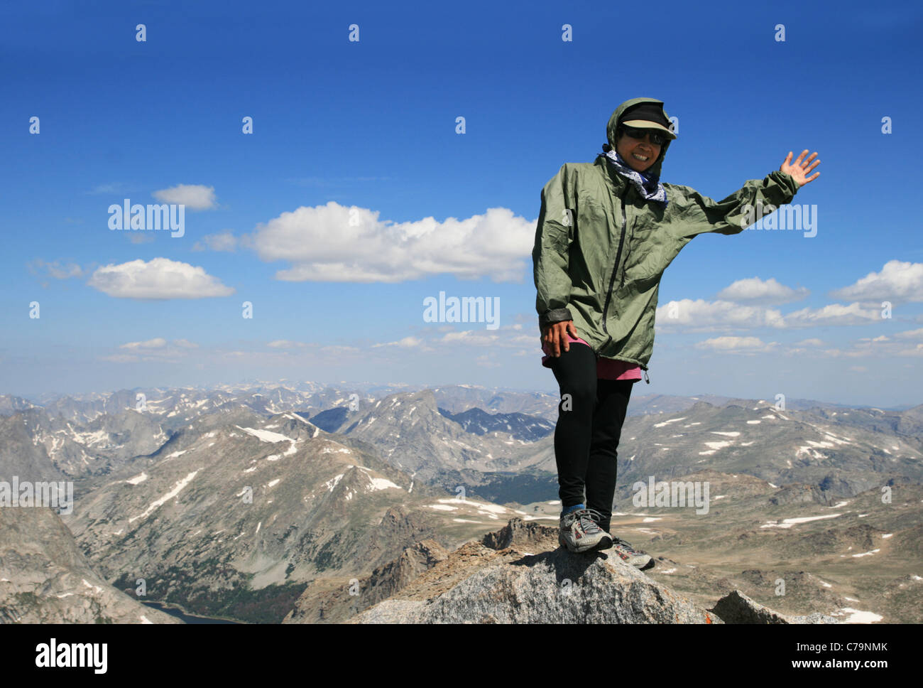 Donna asiatica sul vertice di Wind River picco, nella Wind River montagne, Wyoming Foto Stock