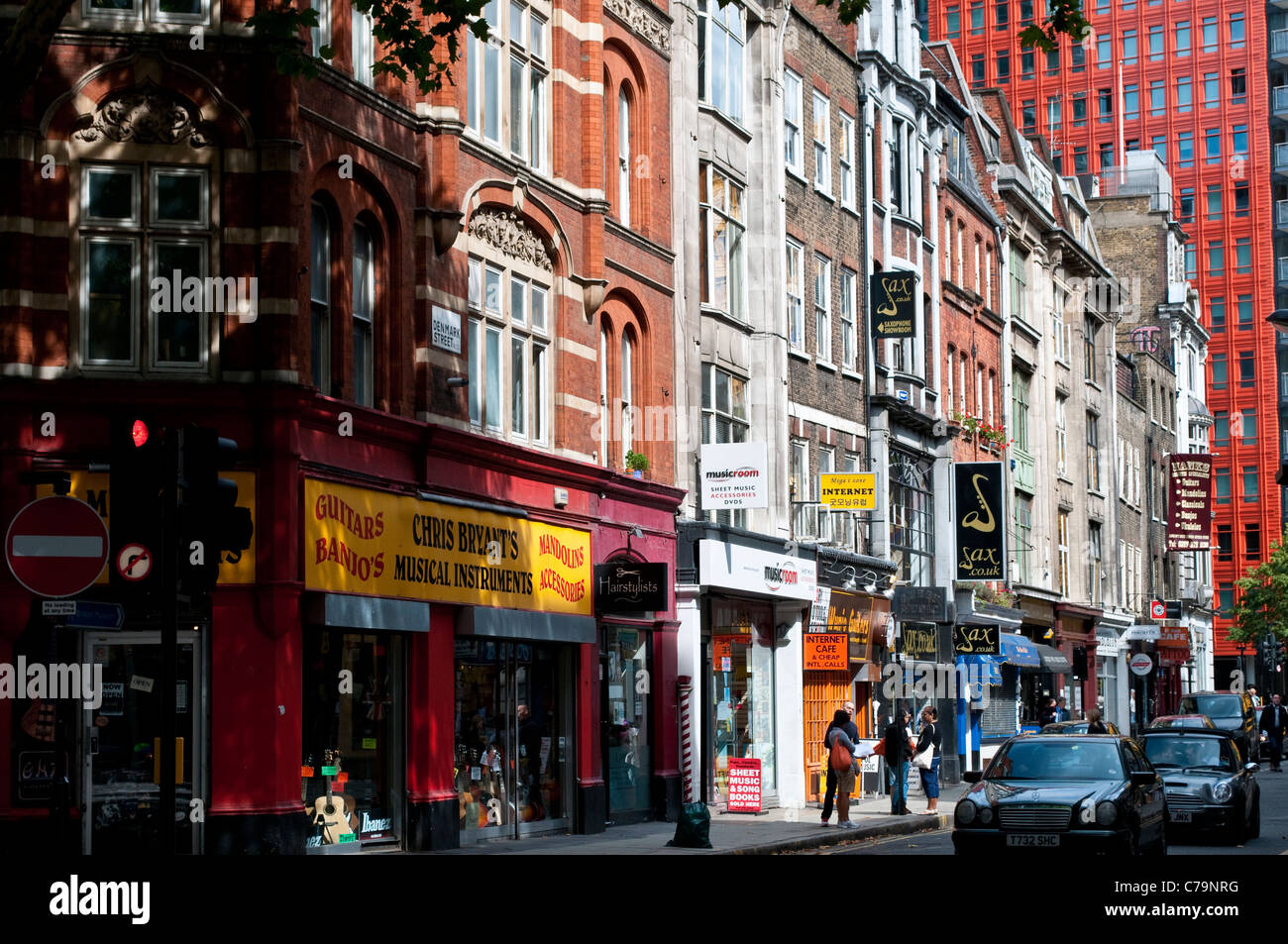 Denmark Street, noto per i negozi che vendono strumenti musicali, London, Regno Unito Foto Stock