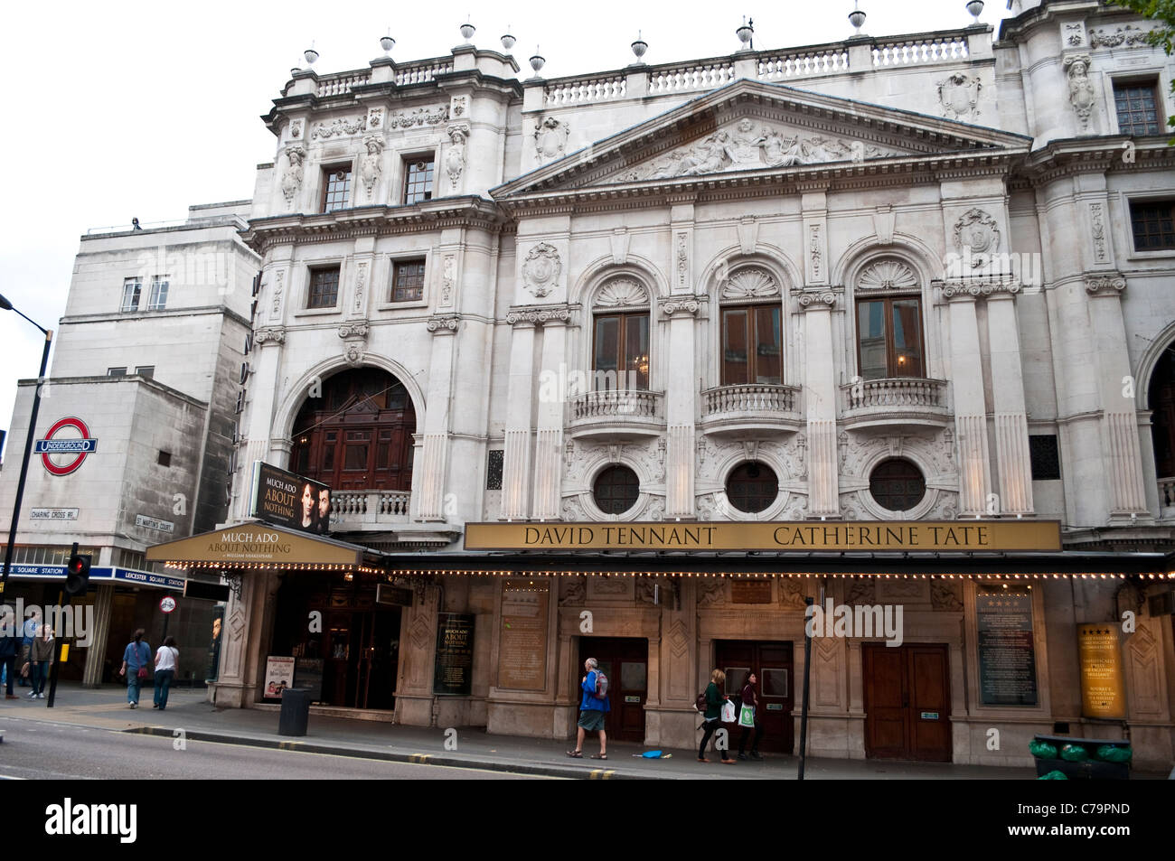 Wyndhams Theatre su Charing Cross Road che mostra Molto rumore per nulla, London, Regno Unito Foto Stock