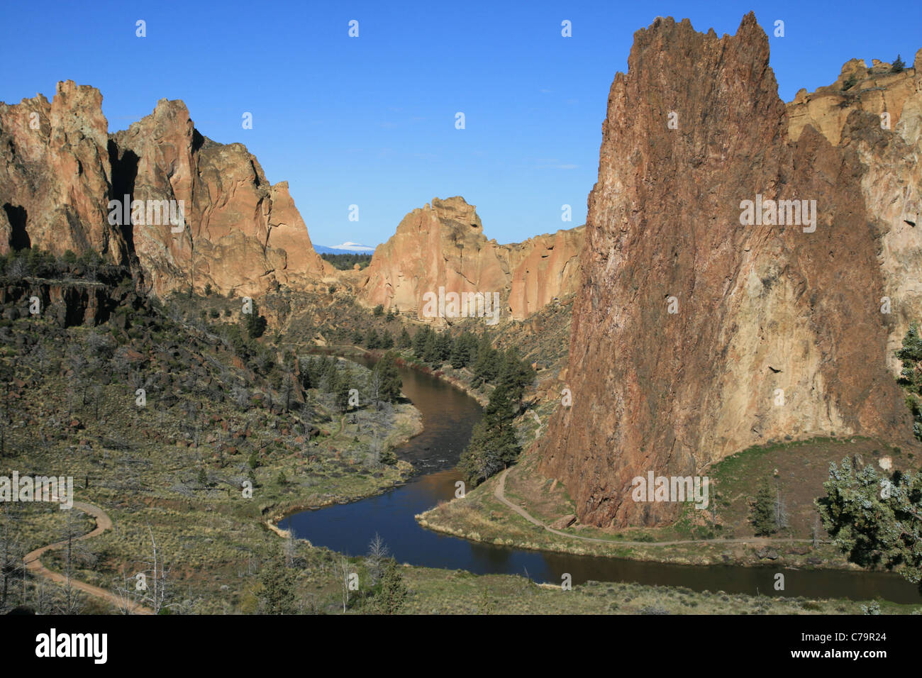 Il tortuoso fiume serpeggia passato le scogliere di Smith Rock State Park, Oregon Foto Stock