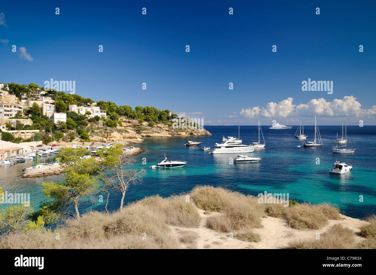 Barche in tre dita, baia di Cala Portals Vells, Cala Mago, Maiorca, isole Baleari, Spagna, Europa Foto Stock