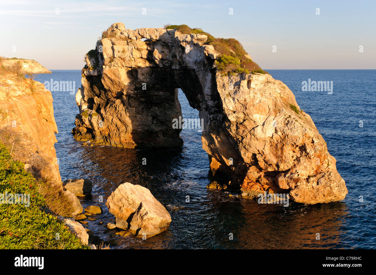 Es Pontas, una roccia naturale arch al largo della costa di Cala Santanyi, Maiorca, isole Baleari, Spagna, Europa Foto Stock