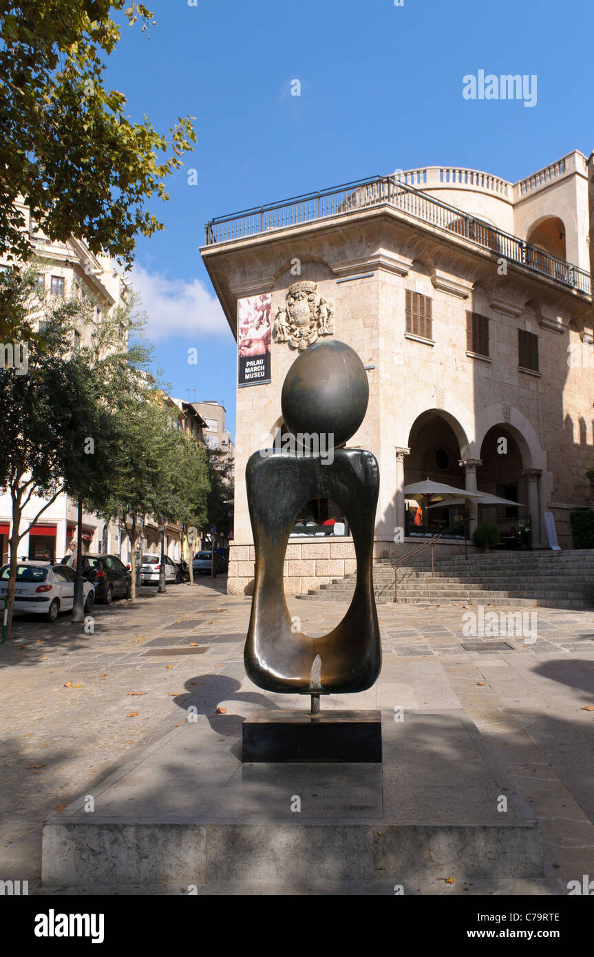 Monumento a la dona di Joan Miro nel centro storico della città di Palma di Maiorca, Maiorca, isole Baleari, Spagna, Europa Foto Stock