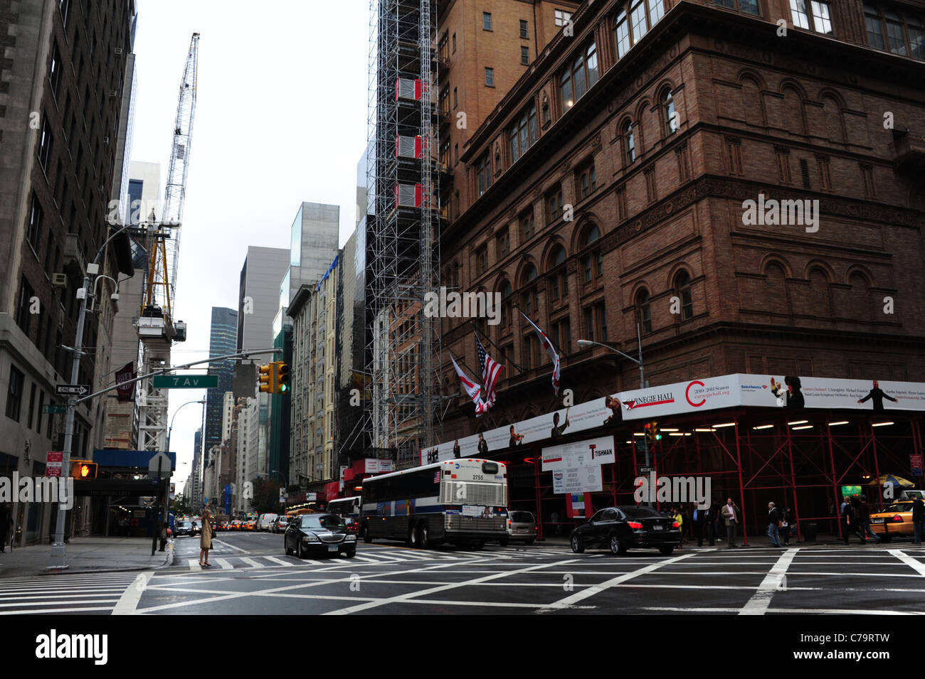 Vista, guardando verso est attraverso nodo stradale di mattoni marroni Carnegie Hall, angolo 7° Avenue West 57th Street, New York City, Stati Uniti d'America Foto Stock