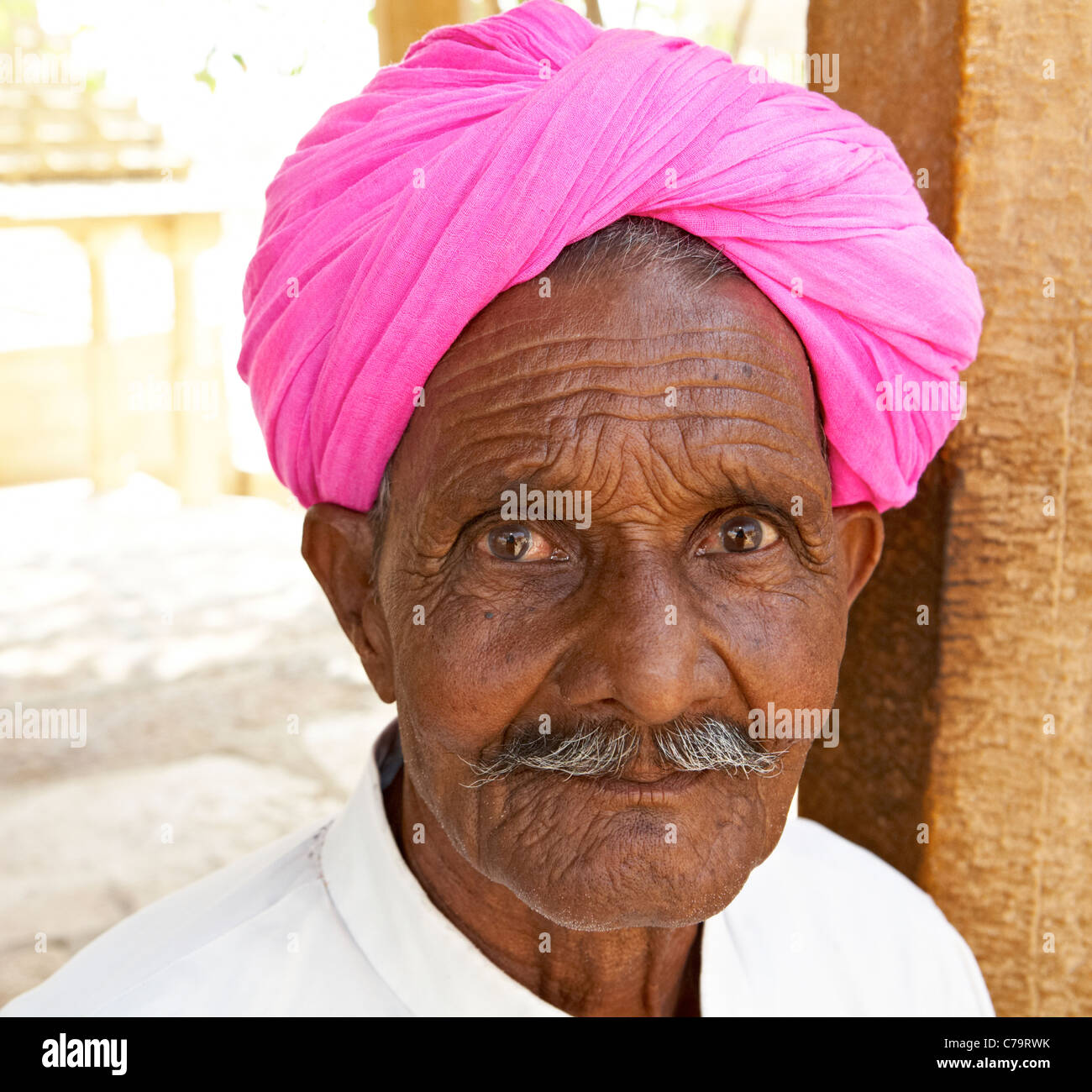 Uomo Indiano In Rosa Turbante Pushkar Rajasthan In India Foto Stock Alamy