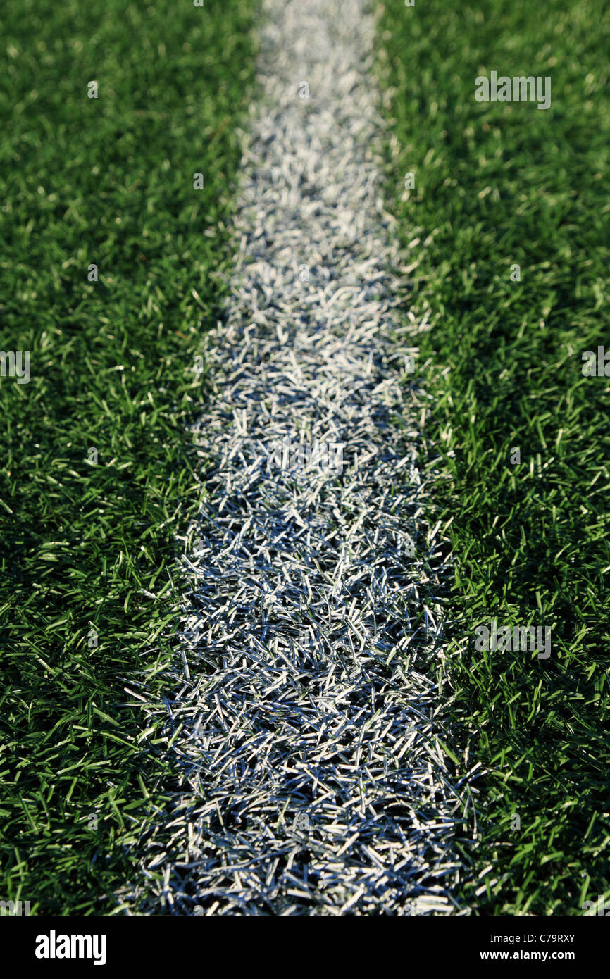 Linea bianca su un tappeto erboso artificiale Campo di atletica Foto Stock