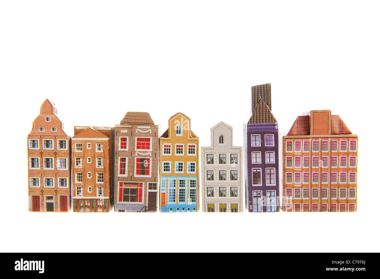 Fila di case tipiche da Amsterdam isolate su sfondo bianco Foto Stock