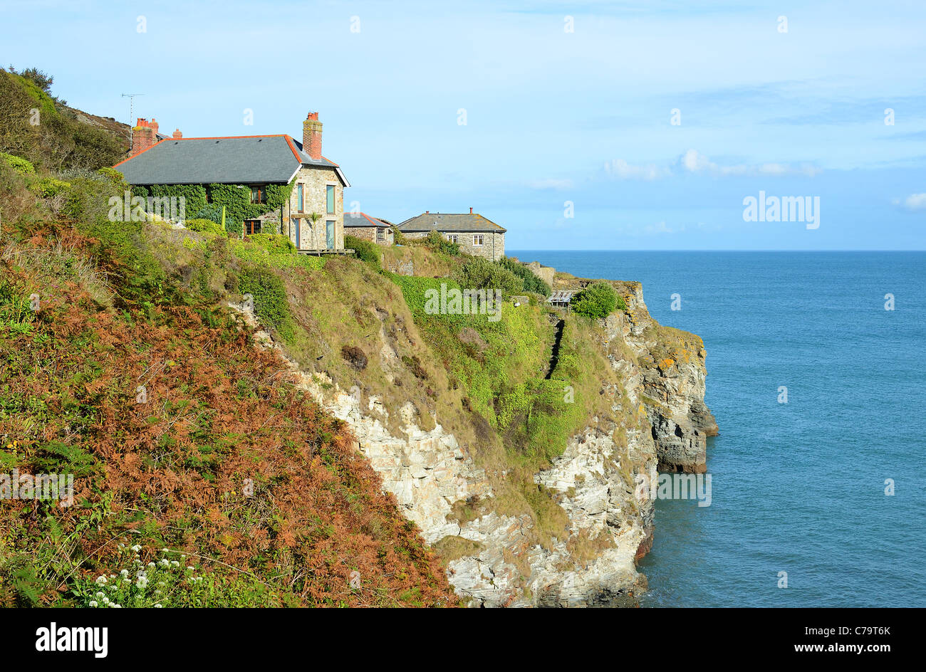 Clifftop abitazioni cercando Trevaunance cove a S.Agnese in Cornwall, Regno Unito Foto Stock