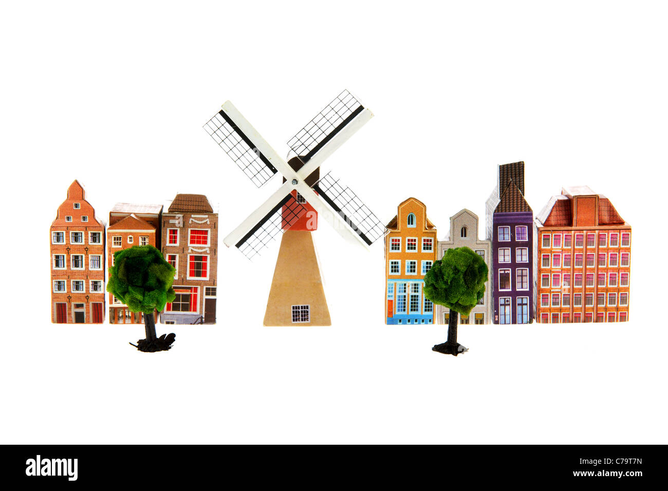 Tipico villaggio olandese con il mulino a vento isolate su sfondo bianco Foto Stock