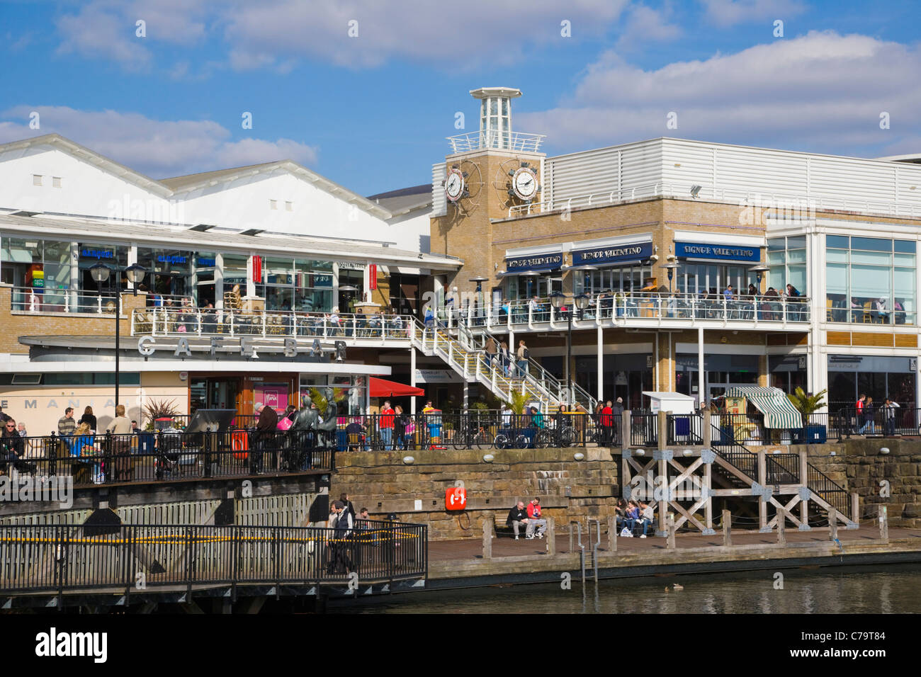 Il Mermaid Quay con salici Clock Tower, Tacoma Square, la Baia di Cardiff, Cardiff Caerdydd, South Glamorgan, Wales, Regno Unito Foto Stock