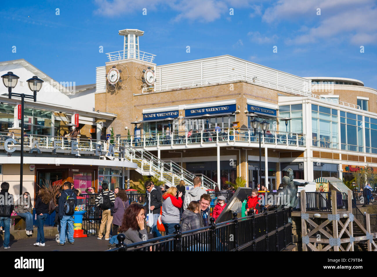 Il Mermaid Quay con salici Torre dell Orologio da Andrew Hazell, Tacoma Square, la Baia di Cardiff, Cardiff Caerdydd, Wales, Regno Unito Foto Stock