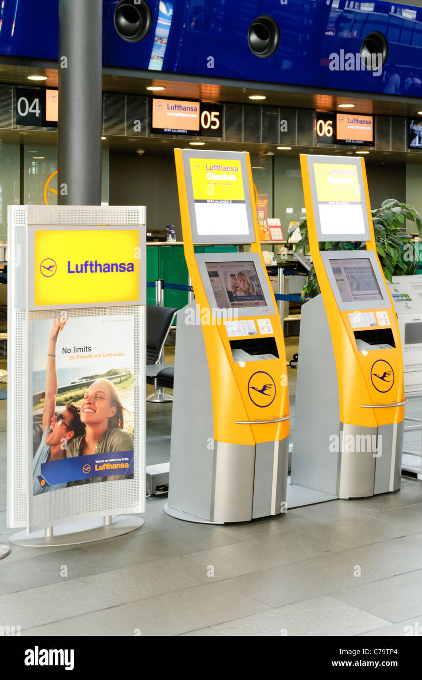 Lufthansa check-in terminali e contatore, Leipzig-Halle aeroporto, Leipzig, in Sassonia, Germania, Europa Foto Stock