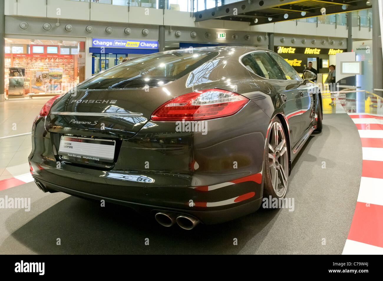 Porsche Panamera in aeroporto Leipzig-Halle, Lipsia, Sassonia, Germania, Europa Foto Stock