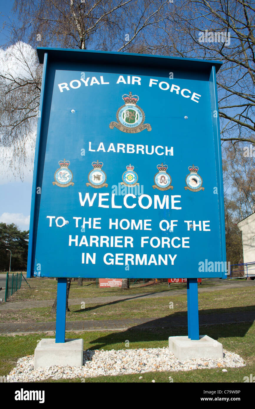 Vecchio RAF Laarbruch segno di entrata al museo dell'ora dall'aeroporto civile chiamato Dusseldorf-Weeze. Foto Stock