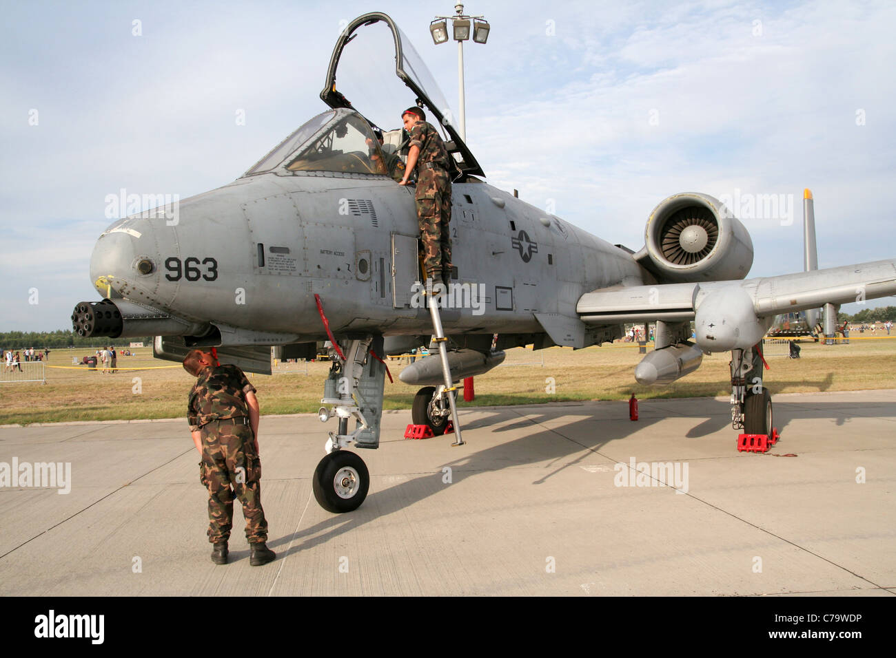 Ungherese personale dell'Air Force guardando un american air force a-10 Thunderbolt durante una esibizione aerea in Kecskemet, Ungheria. Foto Stock