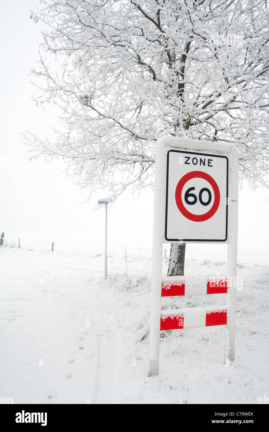 Segnale di limite di velocità in Olanda durante il periodo invernale Foto Stock