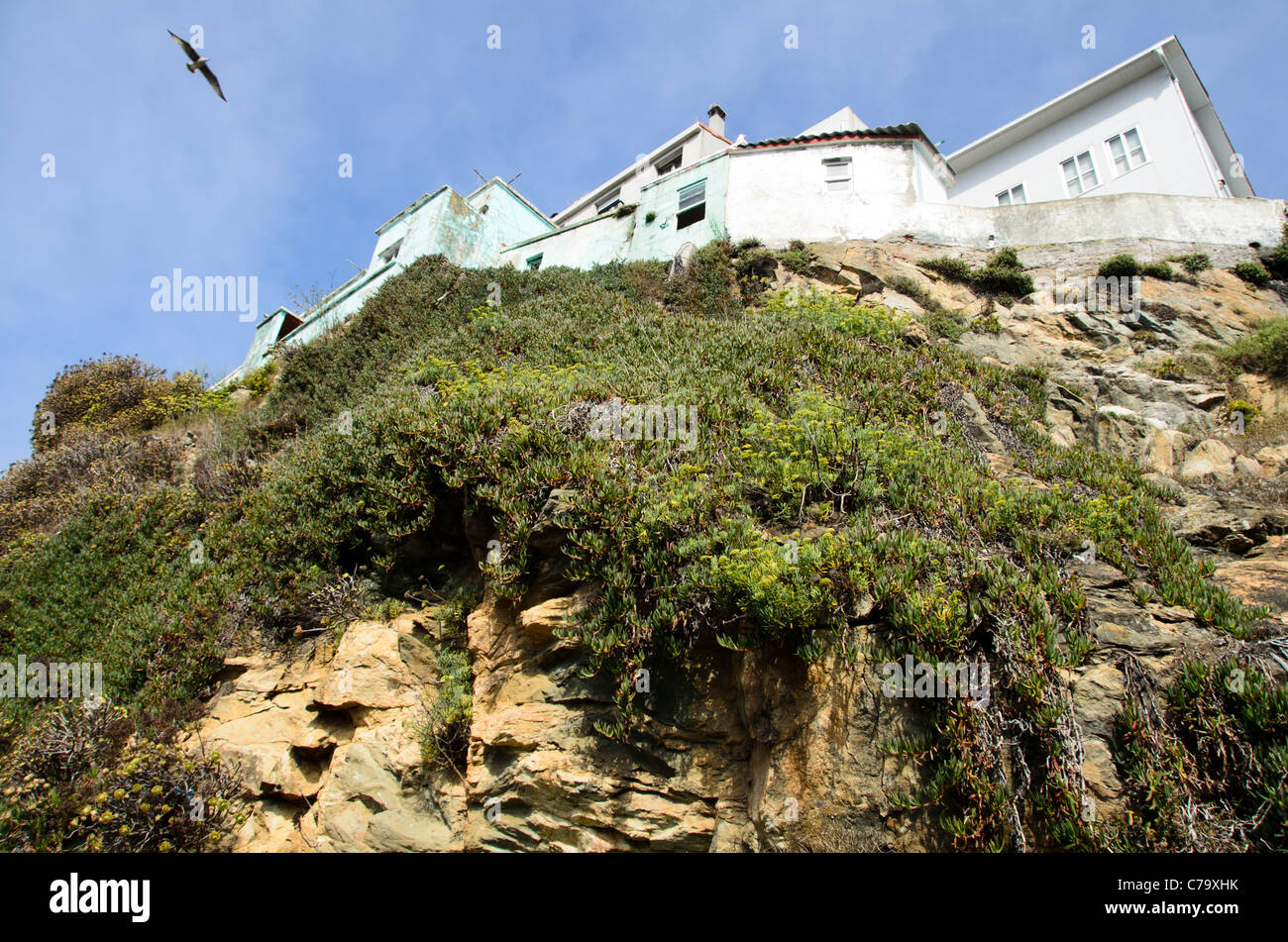 Edifici residenziali oltre la scogliera - Malpica de Bergantiños - morte - costa della Galizia, Spagna Foto Stock