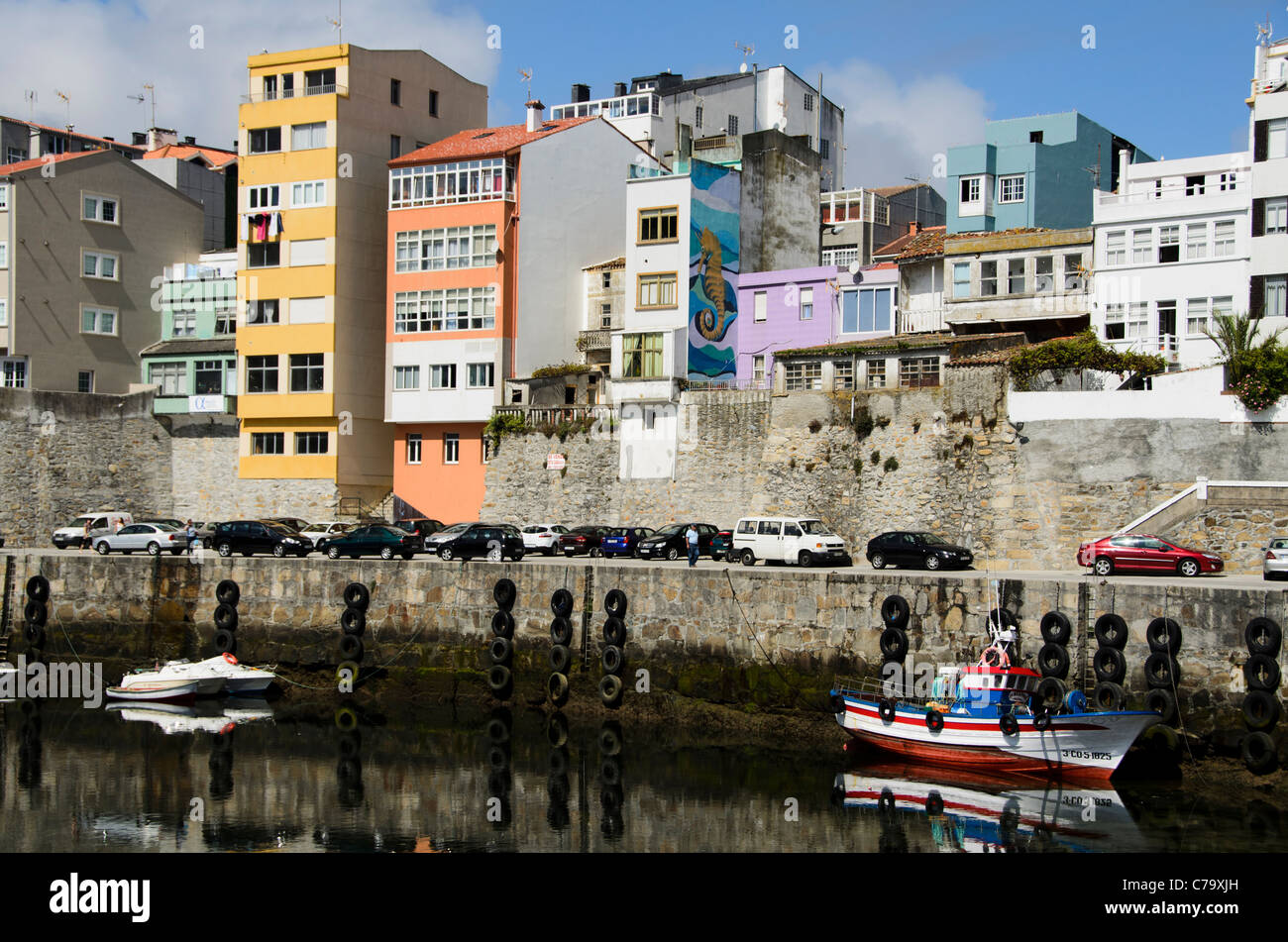 Il porto di Malpica de Bergantiños - costa atlantica della Spagna - regione della Galizia. Foto Stock