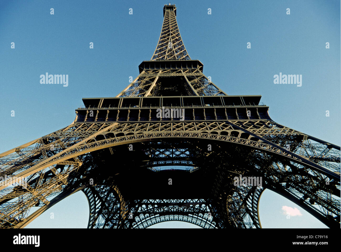 La famosa torre Eiffel è un icona progettato dal suo omonimo, Gustave Eiffel, ed eretta con il ferro battuto per un 1889 fiera mondiale di Parigi, Francia. Foto Stock