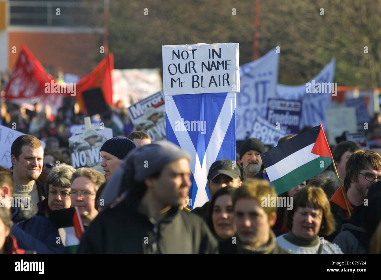 Grande manifestazione contro la progettata invasione dell'Iraq, a Glasgow in Scozia, 15 febbraio 2003. Foto Stock