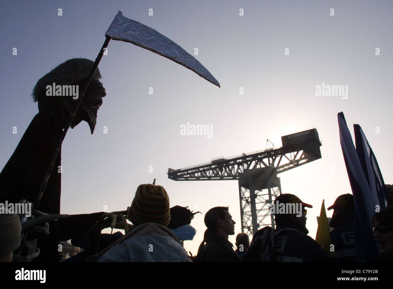 Grande manifestazione contro la progettata invasione dell'Iraq, a Glasgow in Scozia, 15 febbraio 2003. Foto Stock