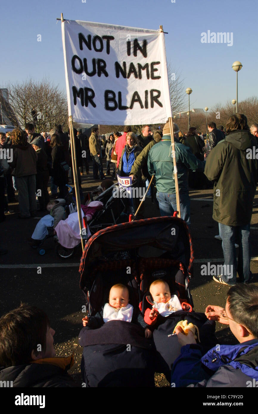 Grande manifestazione contro la progettata invasione dell'Iraq, a Glasgow in Scozia, 15 febbraio 2003. Foto Stock