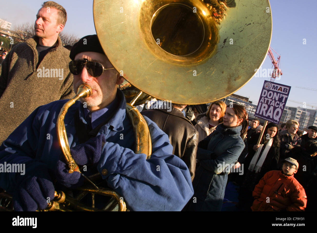 Grande manifestazione contro la progettata invasione dell'Iraq, a Glasgow in Scozia, 15 febbraio 2003. Foto Stock