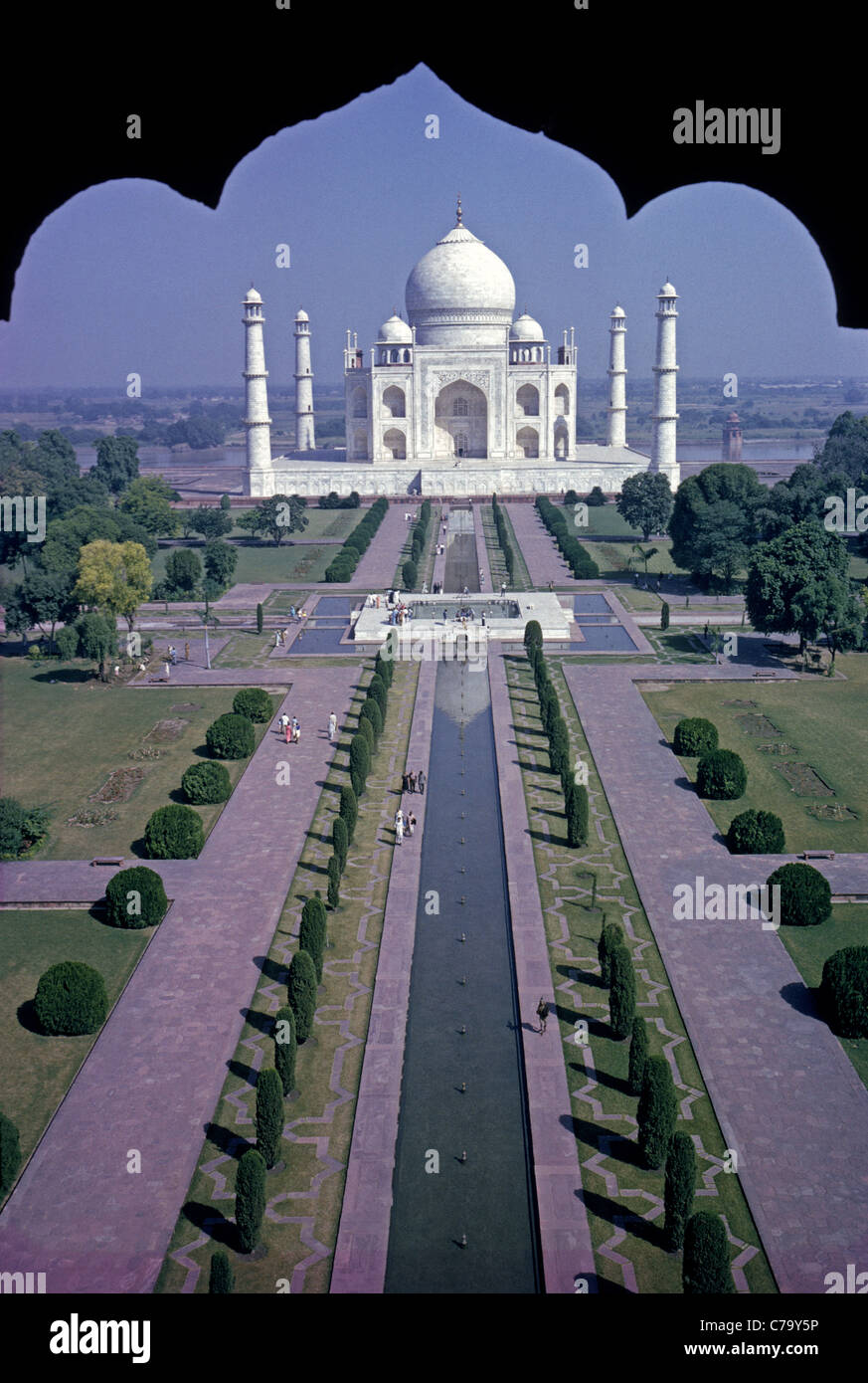 Il Taj Mahal è famoso in tutto il mondo bianco-mausoleo di marmo costruito nella metà-1600s in Agra, India, da Mogul imperatore Shan Jahan di onorare la sua terza moglie. Foto Stock