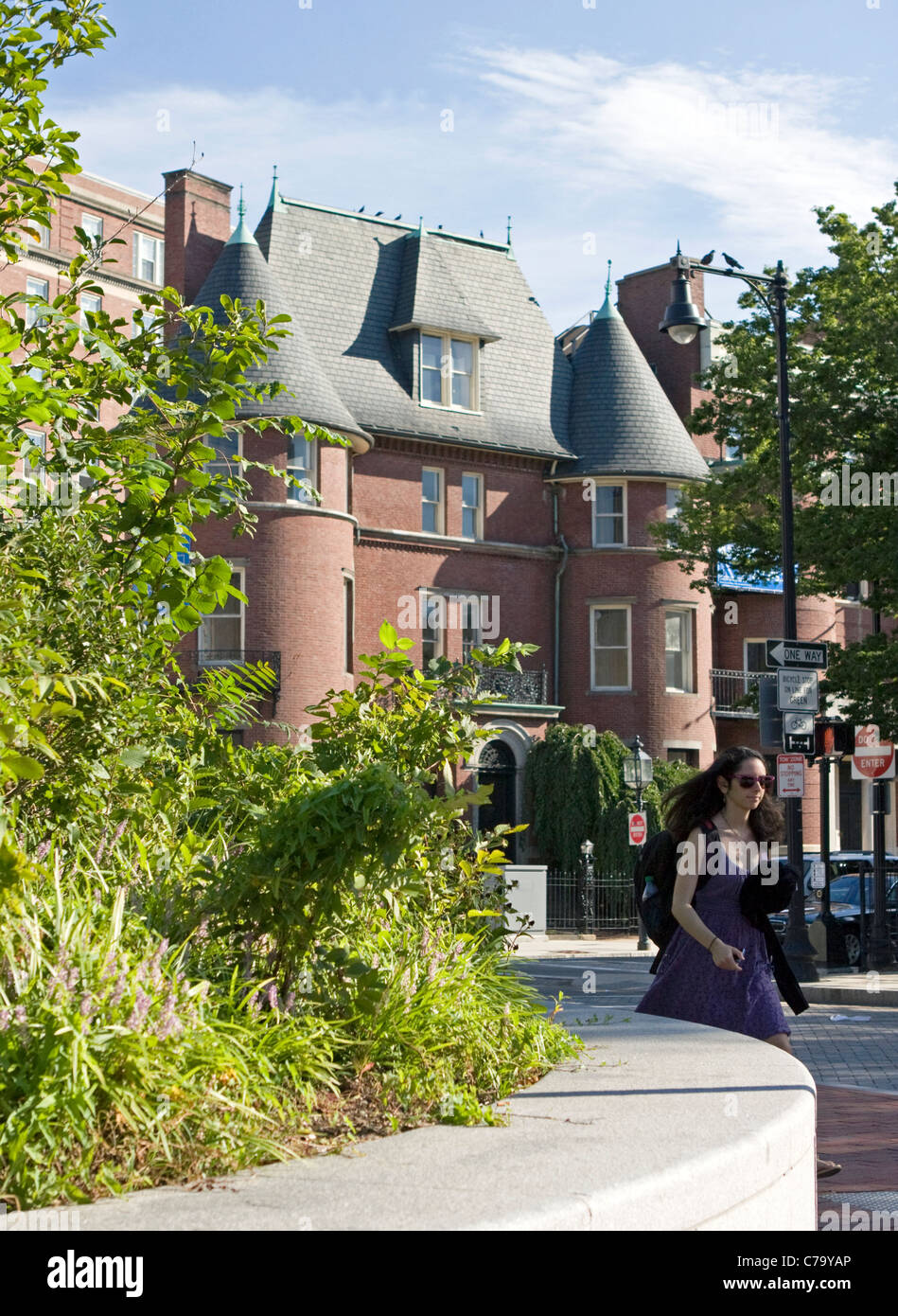 Una donna cammina attraverso Kenmore Square di Boston. Foto Stock