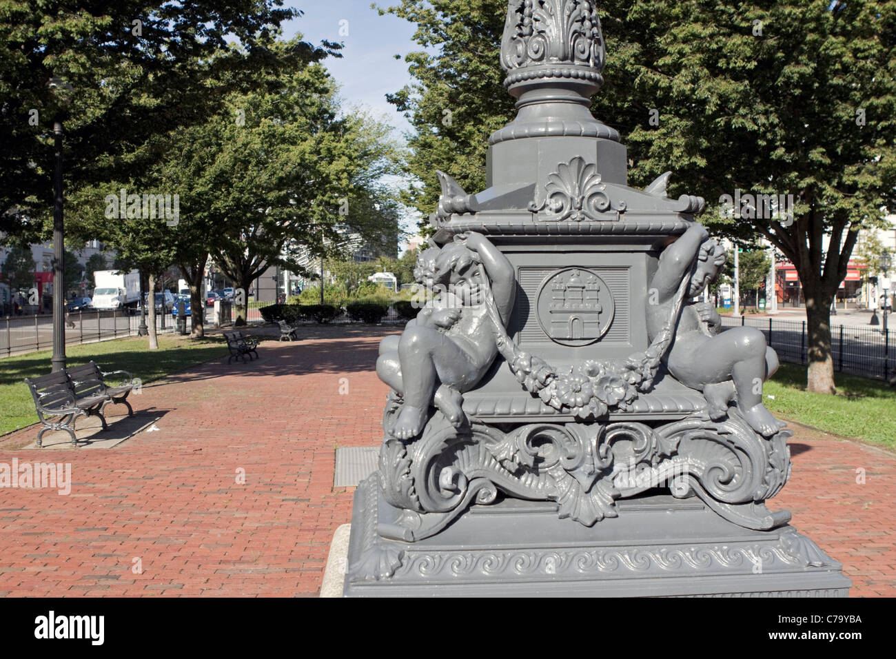 Una scultura si erge nel mezzo di Kenmore Square di Boston. Foto Stock