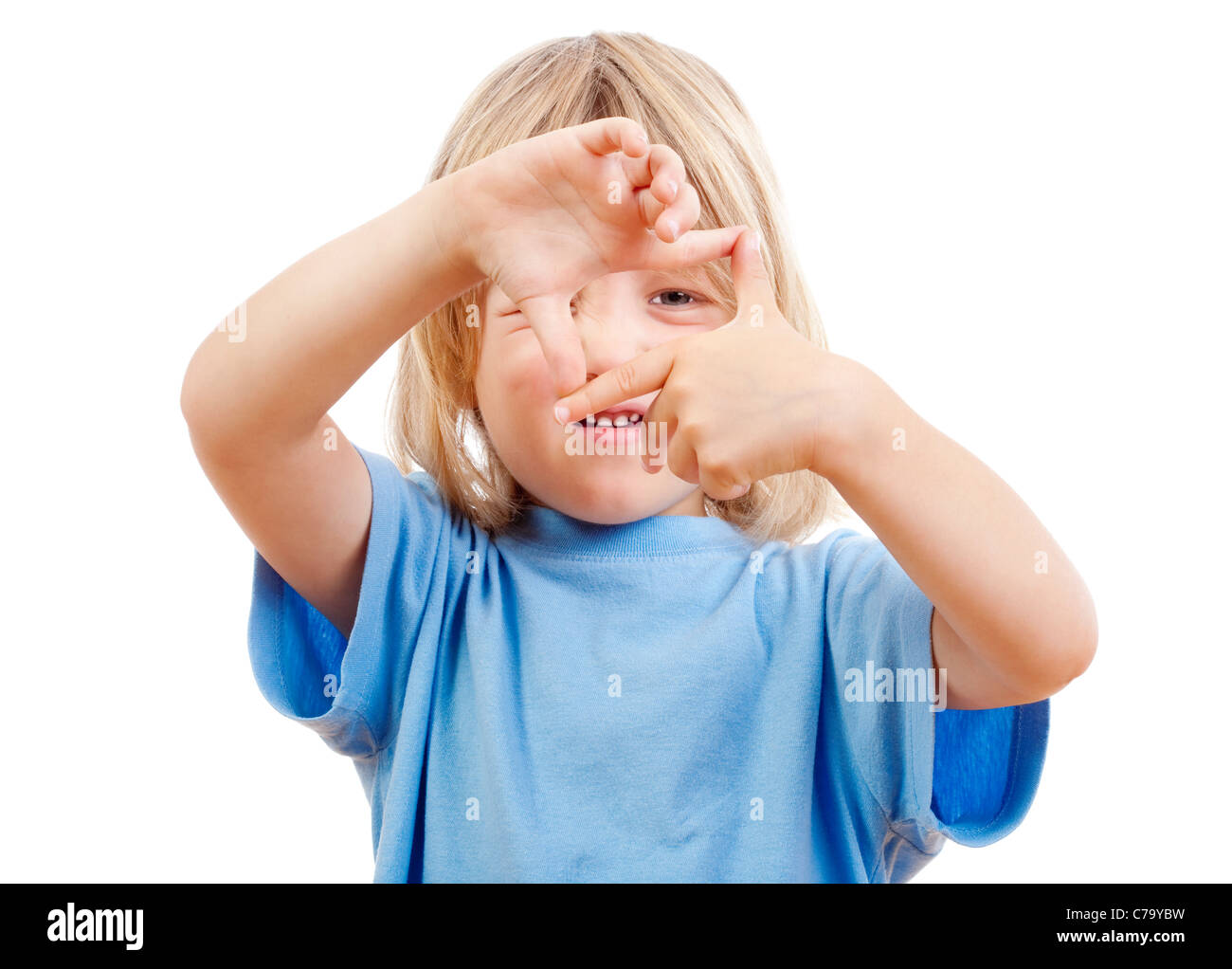 Little Boy con lunghi capelli biondi guardando attraverso un telaio di dito - isolato su bianco Foto Stock