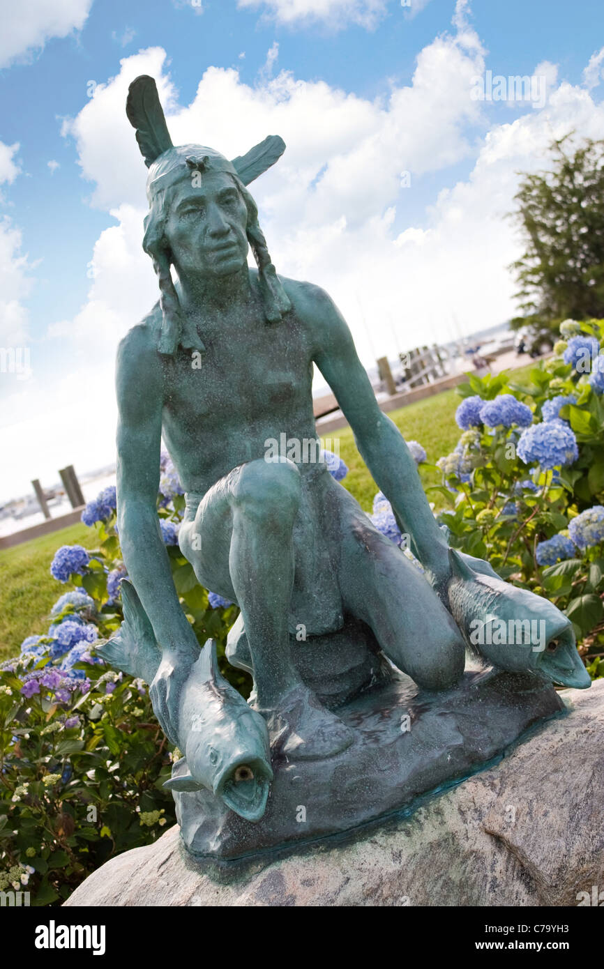 La vecchia statua indiano situato nel centro storico di Watch Hill Rhode Island. Foto Stock