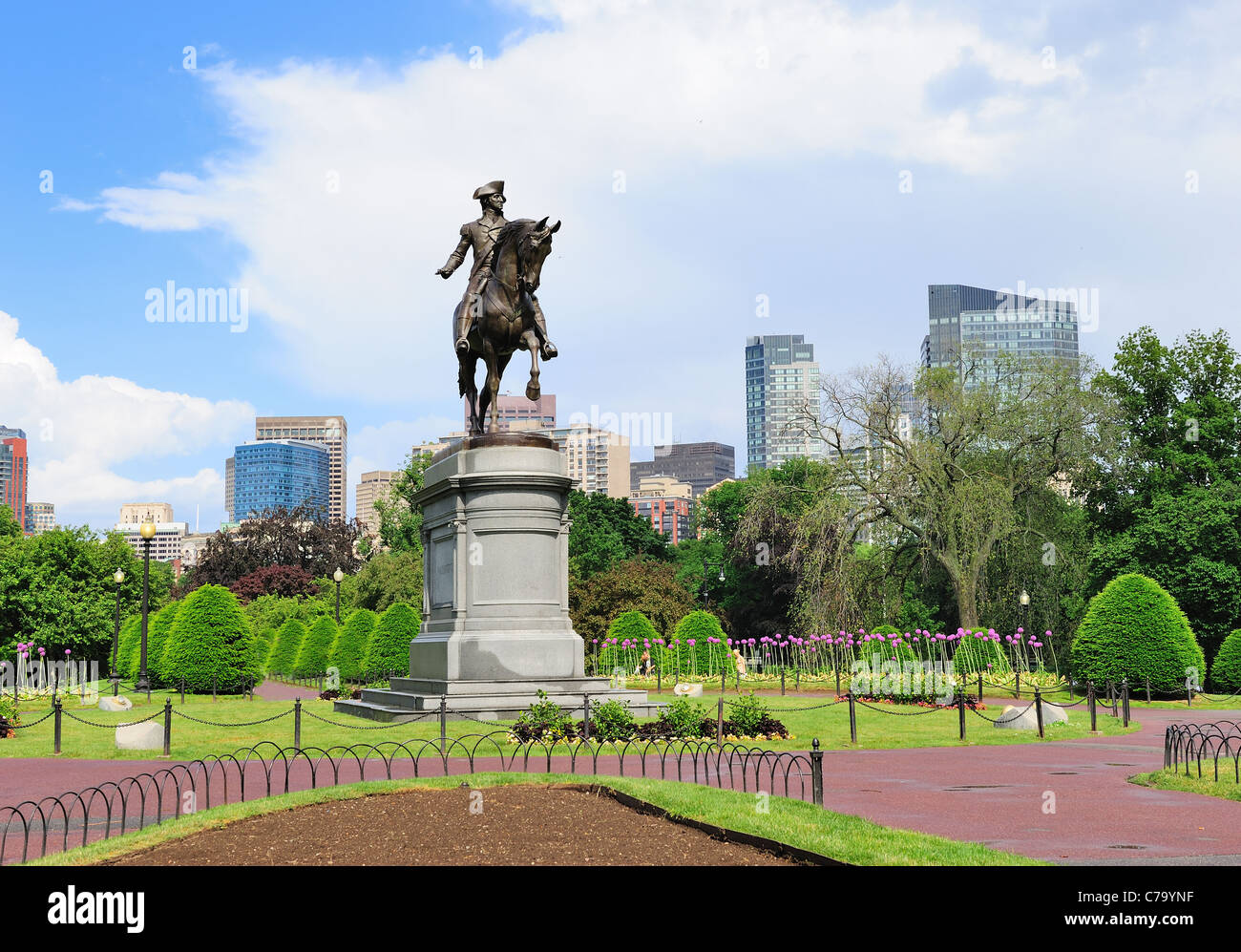 George Washington statua come il famoso punto di riferimento in Boston Common Park con lo skyline della città e grattacieli. Foto Stock