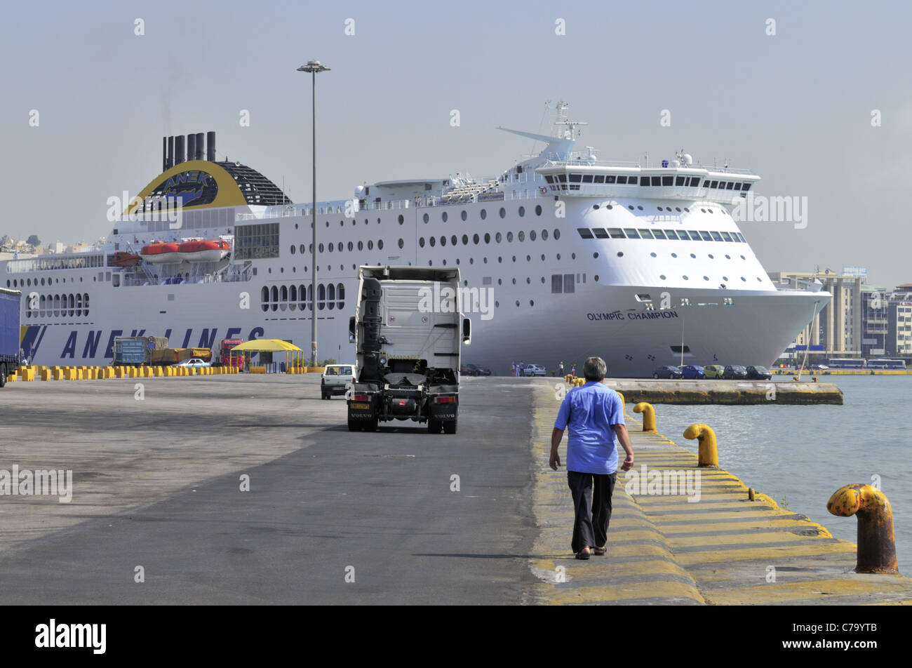 Nave di Anek lines nel porto del Pireo Foto Stock