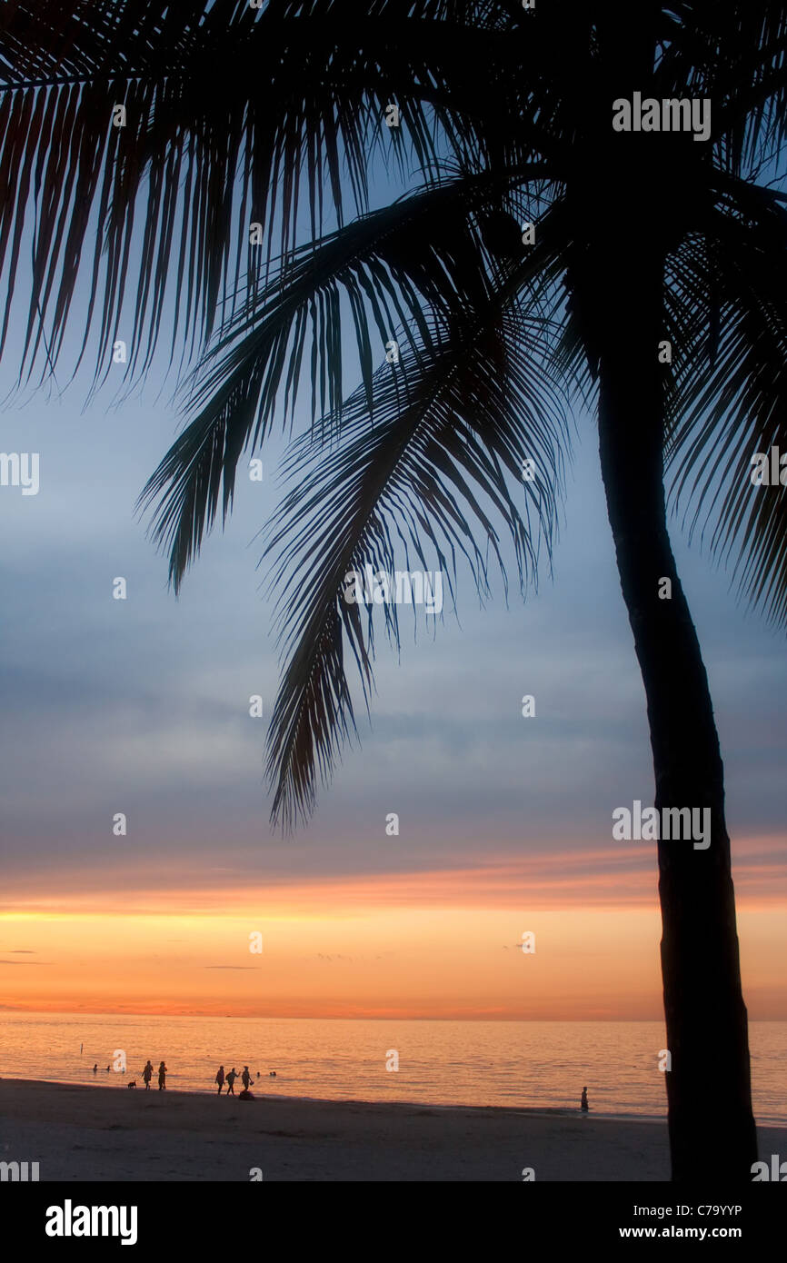 Un bel tramonto in Isla Verde sezione di San Juan di Porto Rico. Foto Stock