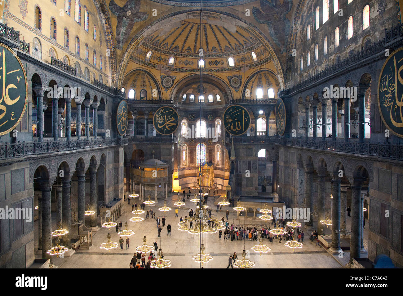 Birdseye Vista della navata e il presbiterio interni dal livello superiore a Hagia Sophia; Istanbul, Turchia Foto Stock