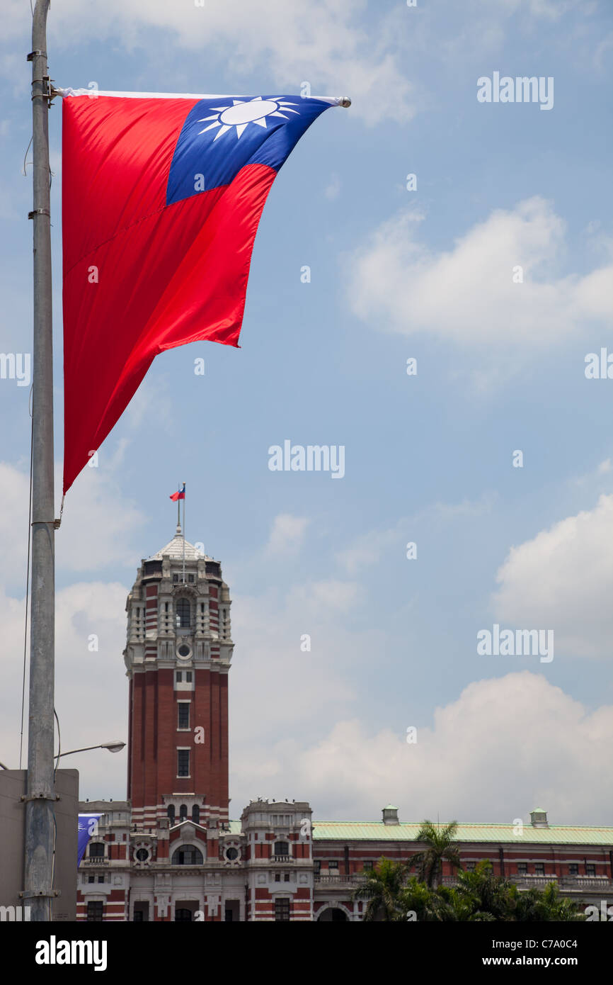 Bandiera di Taiwan con presidenziali ufficio edificio in background Foto Stock